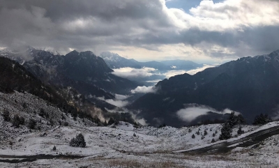 Pas Dardhës, edhe Thethi zbardhet nga bora (Foto)