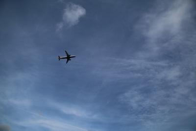 Dhjetëra pasagjerë mbeten në Rinas, kompania ajrore nuk denjon t'i njoftojë