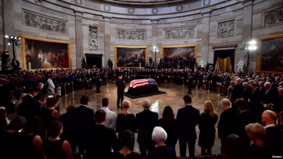 Nderim i thellë nga e gjithë Amerika, ceremoni për senatorin McCain në Capitol