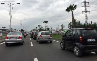 Panik në autostradën Tiranë-Durrës, BMW-ja shpërthen në flakë (VIDEO)