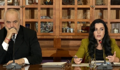 'Bileta e urbanit të bëhet 80 lekë'/ Balluku-shqiptarëve: Ecni në këmbë