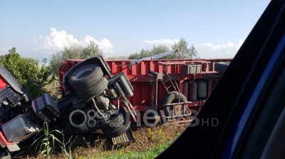 Përplaset me makinën, kamioni përfundon i përmbysur në kanal