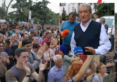 &#039;Ta shporrim narkodiktatorin&#039;/ Berisha thirrje shqiptarëve: Në 17:30 të gjithë në këmbë
