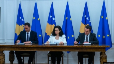 Historike: Kosova nënshkruan kërkesën për anëtarësimin në BE