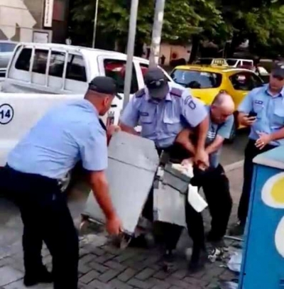 Berisha publikon videon: Policia e Lal plehut sjellje kafshërore ndaj gruas që shiste misra!