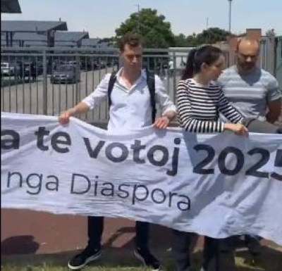 Skandali/ Rojet e rilindjes nuk lejojnë studentët të mbajnë banderolen, “dua të votoj më 2025”