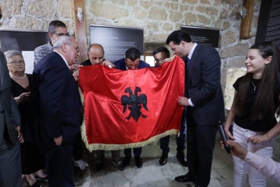 Basha pozon me flamurin e Isa Boletinit, iu dhurua nga pasardhësit
