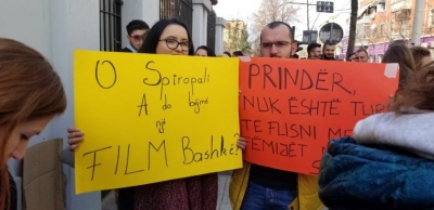 Fotogaleri/Protesta në Tiranë, Pankartat: &quot;Spiropali a do bëjmë film bashkë&quot;