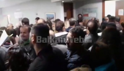 Video/ Radhë të gjata e pritje në konsullatën shqiptare në Selanik, qytetarët: Nuk marrim shërbime, vetëm fyerje