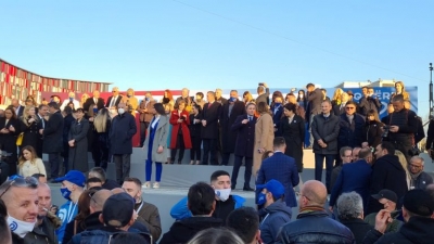 Nis zyrtarisht fushata elektorale e PD, kandidatët e aleatët në podium, mbështetësit mbushin sheshin “Nënë Tereza”