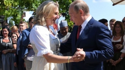 Një tufë lule dhe kërcim me nusen, Putin përgatit takimin me Merkelin