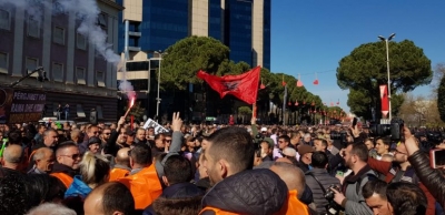 Mijëra protestues nisen nga Shkodra, Policia u merr patentat shoferëve të autobuzëve