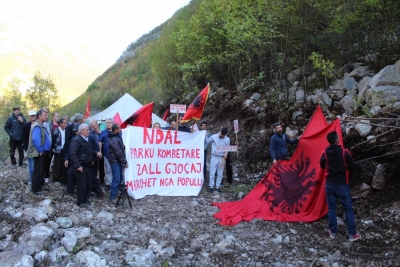 Banorët ‘ngujohen’ në çadra në mes të rrugës për të ndaluar ndërtimin e HEC-it në Mat