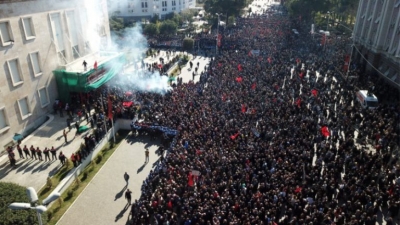 VIDEO- Mijëra qytetarë nisen drejt Tiranës me makina private