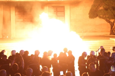 Televizioni publik gjerman: Përplasje në Tiranë, prej muajsh opozita proteston kundër qeverisë