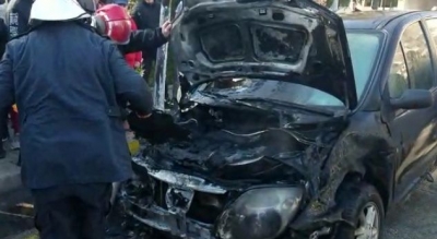 Makina shpërthen në flakë në ecje, shpëton shoferi