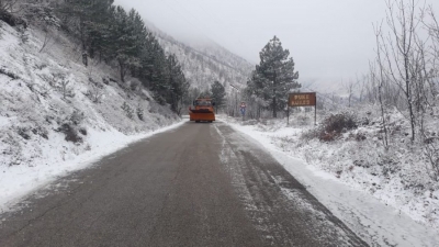 Akull dhe ngricë, ARRSH tregon gjendjen e rrugëve nëpër Shqipëri