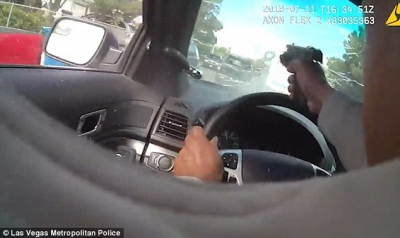 Video/ Aksion si në filma, polici qëllon shënjestrën nga makina