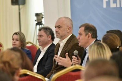 Bashkia e Dibrës nderon Edi Ramën për rrugën e pandërtuar ende
