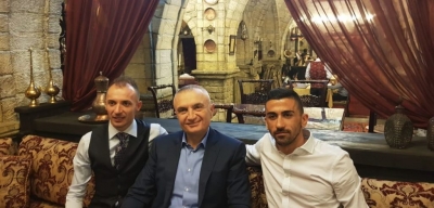 Presidenti Meta takon dy futbollistët e njohur shqiptarë në Azerbajxhan