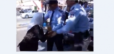 Policët e Veliajt sulmojnë të moshuarën (VIDEO)