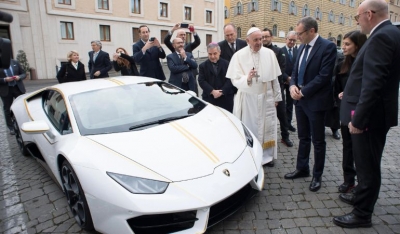 Lamborgini i Papa Franceskos shitet në ankand me vlerë marramendëse