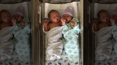 Foto/Vëllezërit binjakë bëhen baba në të njëtën ditë