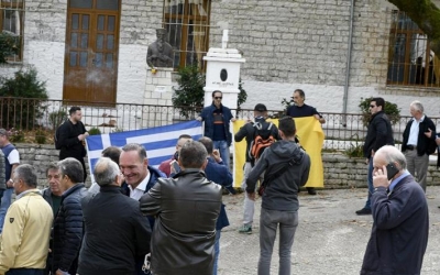 “Kostandinos ti jeton, ti na udhëheq”, grekët shpërthejnë në thirrje nacionaliste në Bularat, përfshihet edhe Maqedonia (VIDEO)