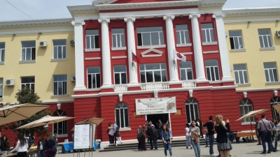 Mesatarja fut &quot;në krizë&quot; Gjuhët e Huaja, ajo ruse drejt mbylljes