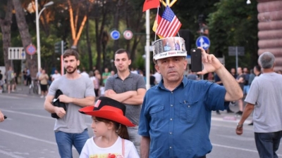 Shqiptarët dalin me fëmijët në duar kundër Edi Ramës