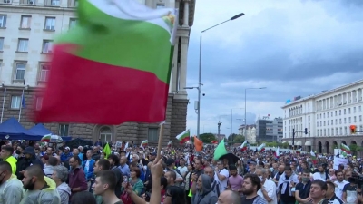 ”Harrohet” Covid-19/Protesta në Bullgari, mijëra vetë në rrugë