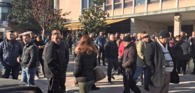 Që prej shtatorit pa marrë pagat, naftëtarët e Ballshit në protestë, kërcënojnë me grevë urie