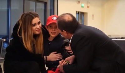 VIDEO/ Mbërrin në Romë vogëlushi shqiptar: Alvin Berisha përqafon babain e tij!