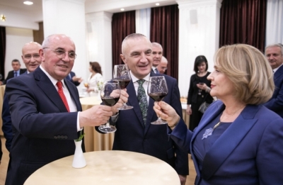 1 vjetori i Këshillit të Ambasadorëve Shqiptarë, Meta troket gotat me Daden e Mustafajn