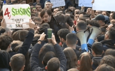 Studentë përzënë komunistët (video)