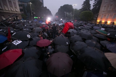 Me dhjetëra mijëra shqiptarë në shesh, nuk mund të quhet protestë politike, por revoltë e qytetarëve