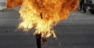 Spërkatet me benzinë dhe i vë flakën vetes, vdes 40-vjeçari