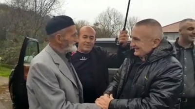 “Qeveria do të ketë frikë nga populli”, Meta paralajmëron nga Shkodra, zbulon mesazhin e të moshuarit që ishte në manifestim