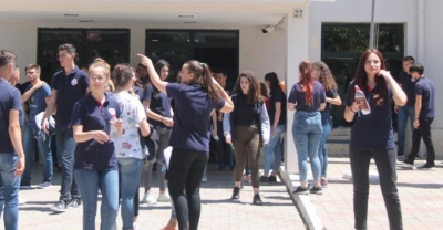 VIDEO/ Nxënësit e thonë hapur: Mësuesit na lanë të kopjonim