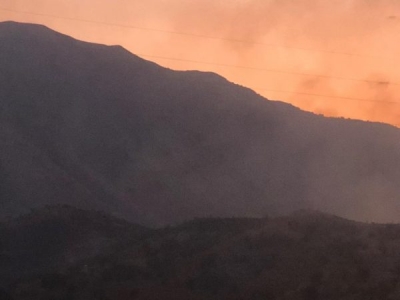 Zjarr i madh në Gjirokastër, rrezikojnë banesat, banorët në panik