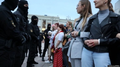 Gratë bjelloruse u bashkohen protestave pas arrestimit të dhjetëra studentëve, sfidë policisë me kordonë