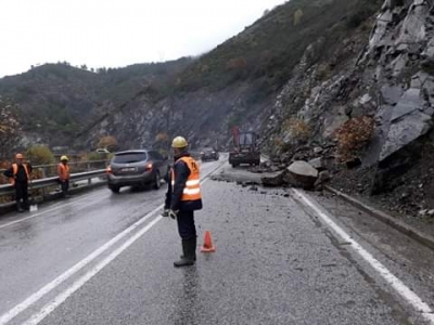 Rënie gurësh për shkak të reshjeve në disa akse në Elbasan, rëndohet qarkullimi,