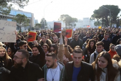 Uuuuuu! Studentët përzënë të rinjtë e FRESSH-it, largohen kokëulur (VIDEO)