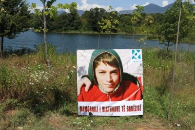 Memoriali që duhej te Liqeni/ Aktivistët vendosin Ardit Gjoklajt, €rion mos e vidh siç ia vodhe jetën