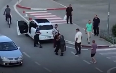 Video shokuese e rrahjes së gruas/ Nipi i deputetit socialist