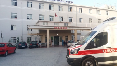 Fier, makina përplaset me kamionin, plagosen burrë e grua