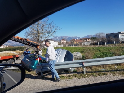 Aksident në Rinas- Fushë Krujë, makinat dalin nga rruga e bien në kanal