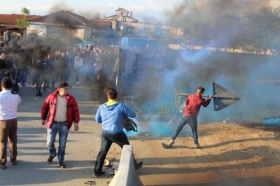 Radhë makinash, tymuese dhe përleshje, protesta e opozitës në foto