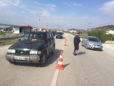 Makina përplas dy këmbësorë, njëri në gjendje të rëndë