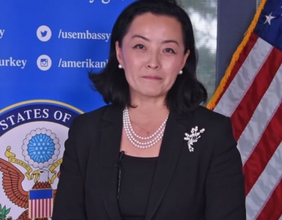 Ambasadorja Yuri Kim, takim me shqiptarët e Amerikës